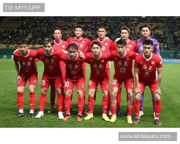 深圳足球队在足球配合排行榜中荣获第六名展现团队实力与默契 深圳足球队在足球配合排行榜中荣获第六名展现团队实力与默契