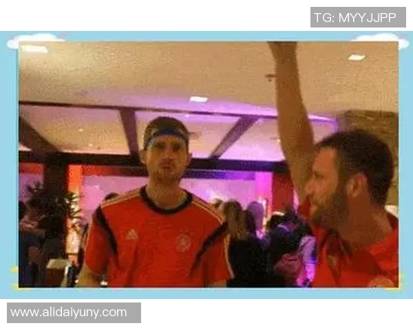 足球明星们的友谊赛场上演另类互动掏鸟趣事引发热议 足球明星们的友谊赛场上演另类互动掏鸟趣事引发热议