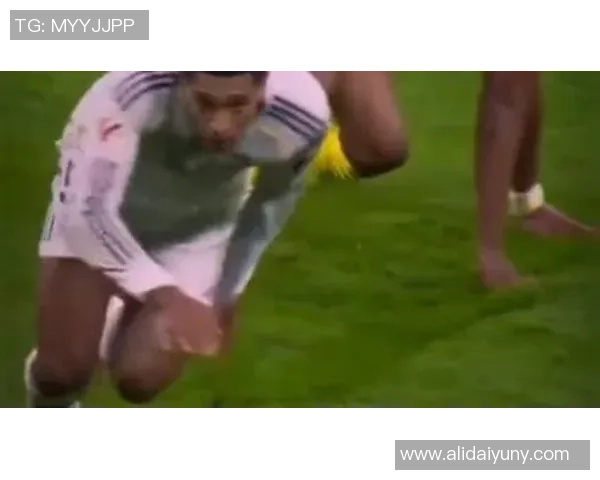 足球明星两边铲技艺展示引发热议球迷热情高涨赛场精彩瞬间回顾 足球明星两边铲技艺展示引发热议球迷热情高涨赛场精彩瞬间回顾