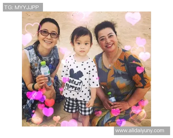 路人偶遇足球明星瞬间定格温馨合影传递梦想与热爱