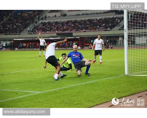 足球明星陈启诺的传奇之路与奋斗精神激励年轻一代的成长与追梦