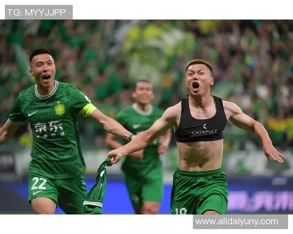 足球明星魅力尽显封面照展现运动之美与个性风采